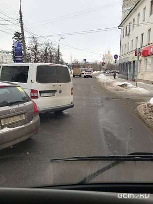 В Орле водители ЛиАЗов не могут проехать по Воскресенскому переулку
