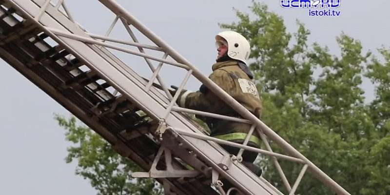 Эвакуировать пришлось 15 человек. Во Мценске горела многоэтажка. Сейчас в доме отключены коммуникации, жителей поселили в пункте временного размещения