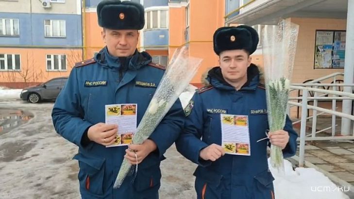 Двойная миссия: накануне 8 Марта орловские спасатели провели рейд и поздравили женщин с праздником.