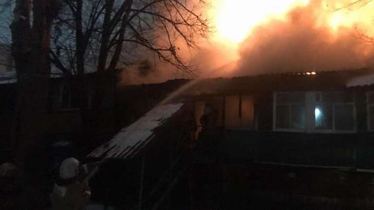 Горевший ночью на улице 1-ой Посадской в Орле дом оказался аварийным: подробности