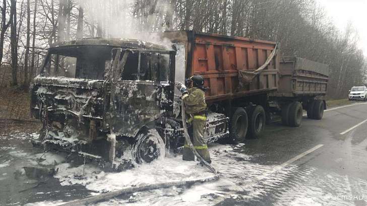 На трассе в Орловской области вспыхнул КамАЗ