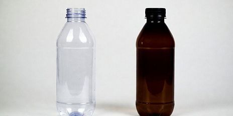 Прозрачный vs коричневый: как цвет ПЭТ-бутылки влияет на сохранность продукта
