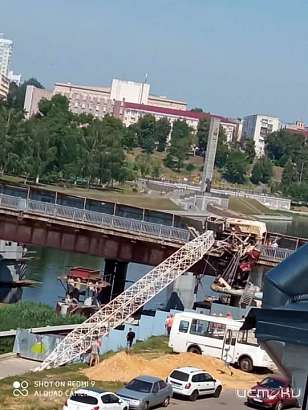 На Красном мосту в Орле завалился кран