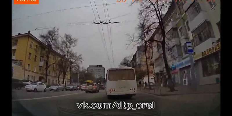 Решил не тратить время на пешеходный переход: в Орле мальчик выскочил на самокате на проезжую часть и едва не пострадал