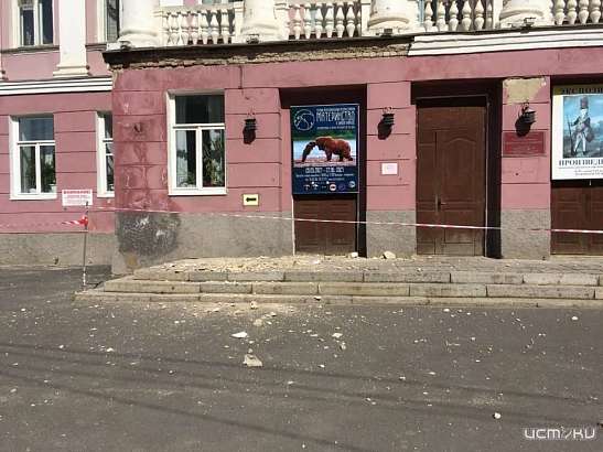 В Орловском музее ИЗО рухнул фасад