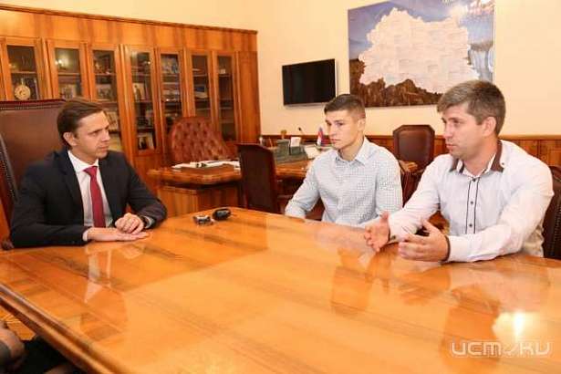 Клычков лично поздравил орловского кикбоксера Туйнова с победой в Китае