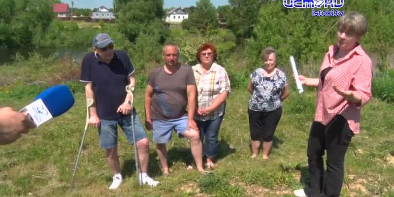 Спилили деревья - убирать не хотят. В деревне Никуличи жители жалуются на брошенные бревна