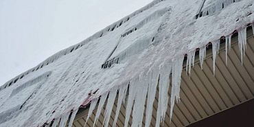 Орловские спасатели призывают остерегаться падения наледи с крыш Орловские спасатели призывают остерегаться падения наледи с крыш