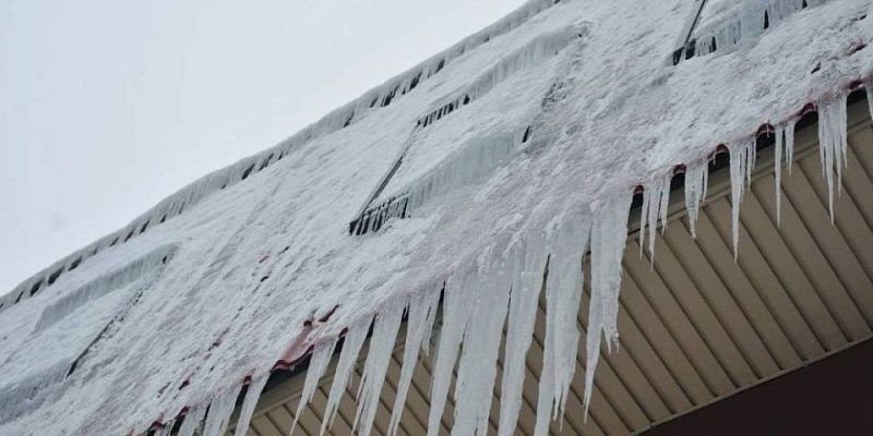 Орловские спасатели призывают остерегаться падения наледи с крыш Орловские спасатели призывают остерегаться падения наледи с крыш