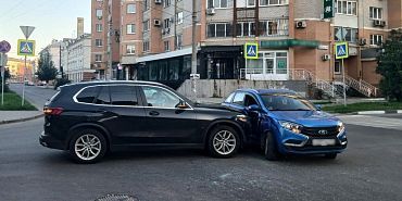 авария в Орле В Орле перекресток не поделили «Лада» и  «БМВ»