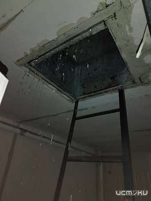 Подъезд дома №10 по улице Кузьмина во Мценске при каждом дожде начинает "плавать"