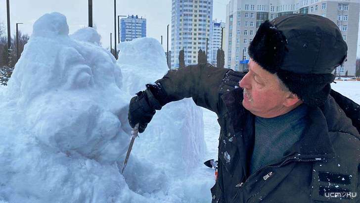 В Орле появились снежные фигуры