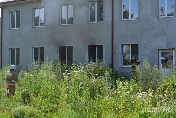 В День города во Мценске загорелся мусор в нежилой постройке