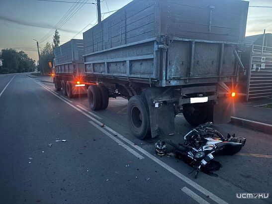 В Орловской области мотоциклист попал в больницу после столкновения с КамАЗом 