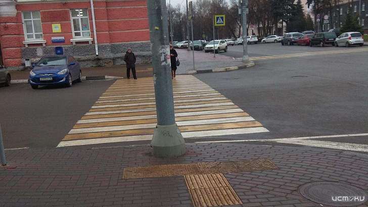 Переходишь дорогу и... врезаешься в столб: в Орле требуют убрать нелепую зебру