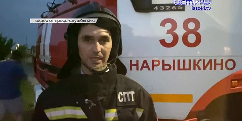 Огненная стихия царила в пгт Нарышкино. С серьёзным пожаром боролись более 40 спасателей и 15 единиц спецтехники