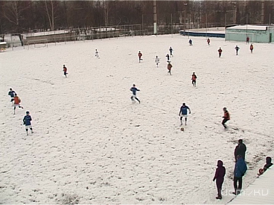 Заснеженное поле футболу не помеха 