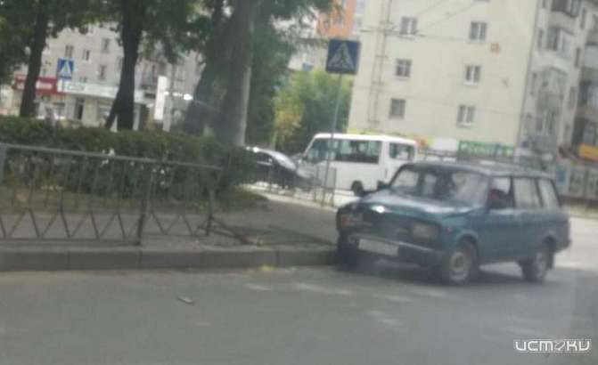 В Орле лихой водитель протаранил ограждение на ул. Октябрьской и скрылся