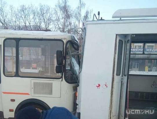 В Орле маршрутка влетела в троллейбус на остановке