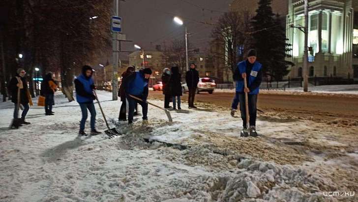 Орловский депутат отругал городских чиновников с лопатой в руках