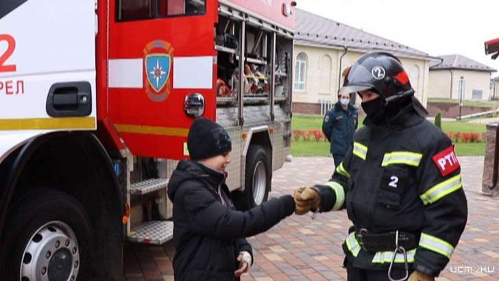 Орловские спасатели организовали выставку своей техники для детворы