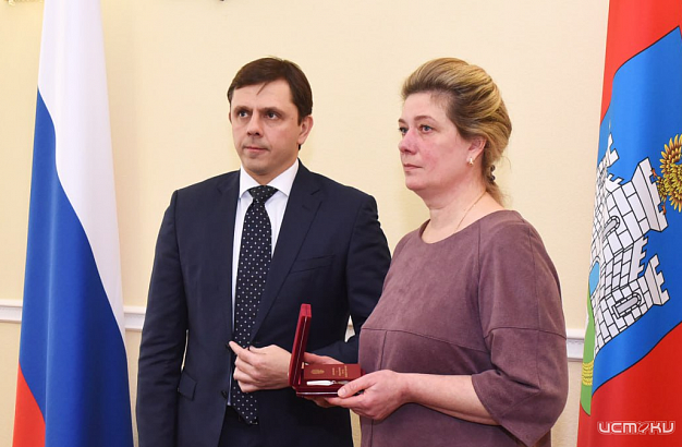 Клычков вручил награду вдове орловского Героя