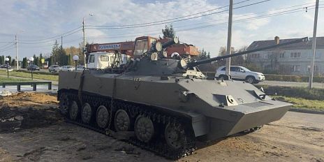 В Нарышкино появится памятник воинам‑десантникам: на центральной улице установили боевую машину