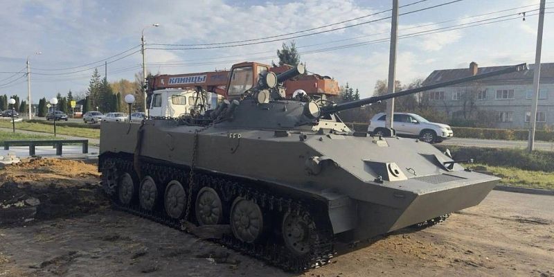 В Нарышкино появится памятник воинам‑десантникам: на центральной улице установили боевую машину