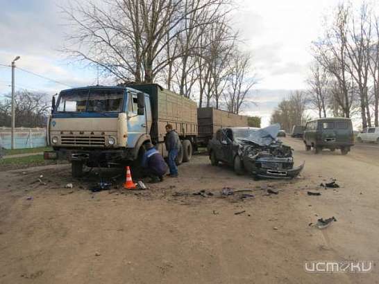 В Орловской области Рено Сандеро въехал в стоящий КАМАЗ; два человека пострадали