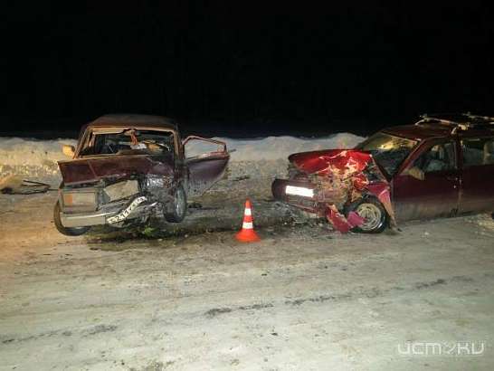 Два ВАЗа столкнулись в Орловской области. Из-за сильного удара оба водителя попали в больницу