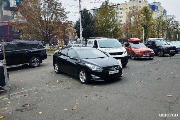 Орловчане жалуются на хаотичную парковку у „Атолла“