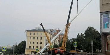 Сейчас возле здания администрации проходят финальные работы по установке флагштока