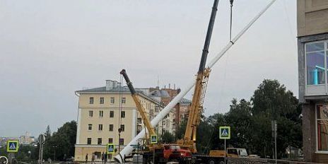 Сейчас возле здания администрации проходят финальные работы по установке флагштока