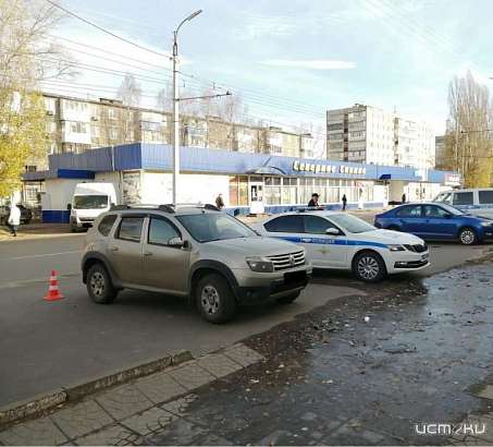 В Орле водитель на «Рено Дастер» сдавал задним ходом и сбил девушку В Орле водитель на «Рено Дастер» сдавал задним ходом и сбил девушку