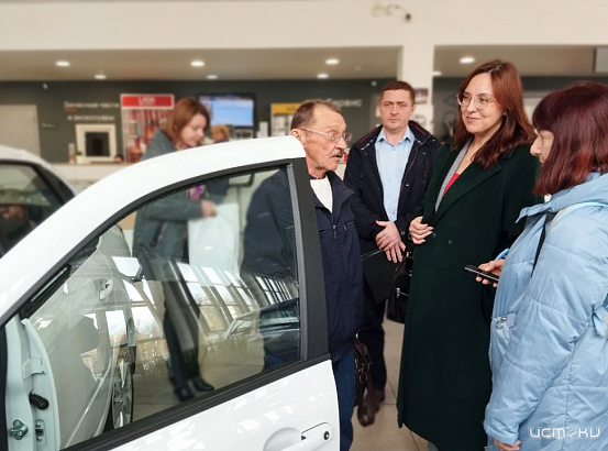 Трое жителей Орловской области, которые ранее пострадали на производстве, получили новые автомобили Lada Granta