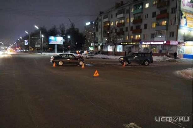 Легковушка и внедорожник не смогли разъехаться на регулируемом перекрестке