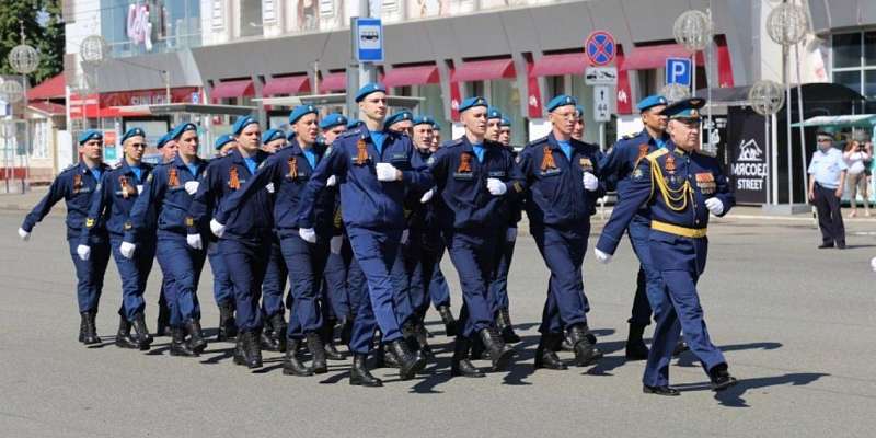 В Орле прошел урезанный парад Победы