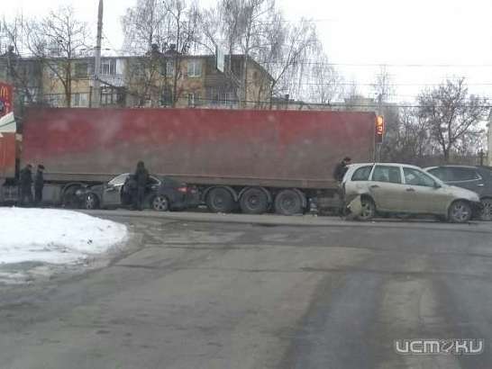 В Орле образовалась пробка из-за массового ДТП на ул. Комсомольской  В Орле образовалась пробка из-за массового ДТП на ул. Комсомольской