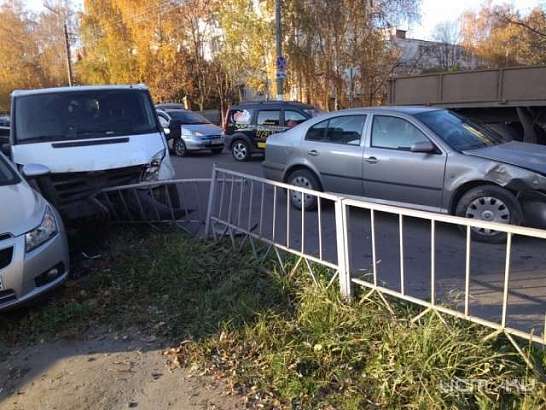 В Орле в районе юридического института столкнулись три автомобиля