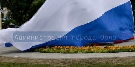 Установленный на днях флагшток за 13 млн рублей понес урон от вчерашней непогоды