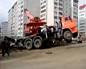 В Орле рабочего придавило плитой