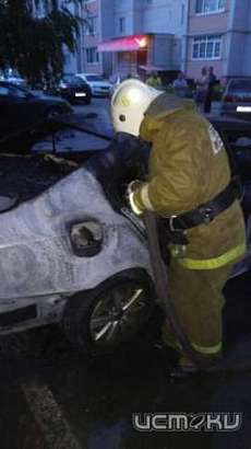 В Ливнах ночной пожар уничтожил две иномарки