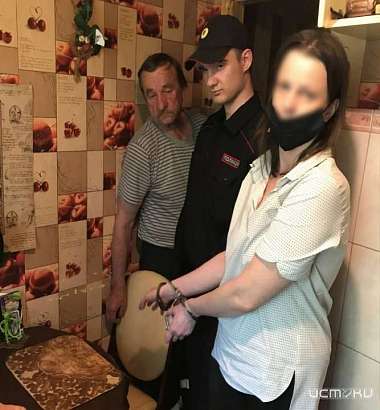 Орловчанка приревновала сожителя к подруге и едва их обоих не убила