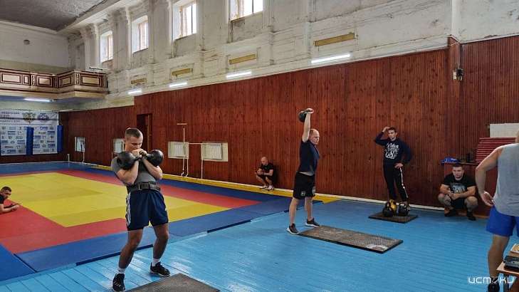 В Орловской области выбирали сильнейшего среди сотрудников колоний по гиревому спорту