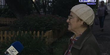 Старушка, которая сама латает дорогу цементом