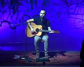 Вараксин и его концерт с эксцентричным названием "В одном носке".