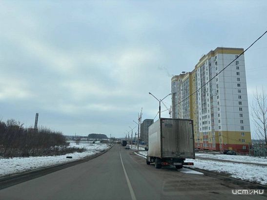Грузовики отобрали целую полосу по дороге к школе на Алроса. Соблюсти знаки разметки тут невозможно