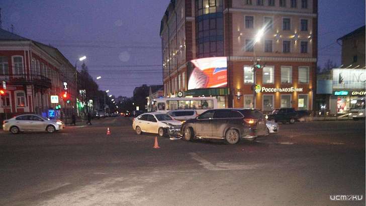 Аварийный перекресток: в ДТП с тремя авто в Орле пострадали женщина и двое детей Аварийный перекресток: в ДТП с тремя авто в Орле пострадали женщина и двое детей