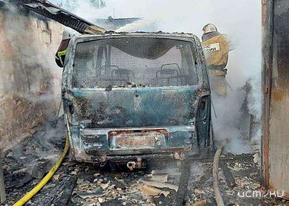 Под Орлом сгорел гараж и находившийся в нем «Mercedes»