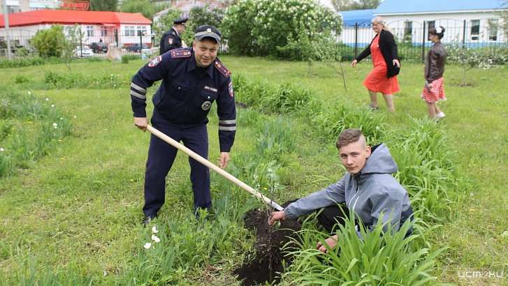 Орловские полицейские и общественники высадили деревья у Кромской школы-интерната